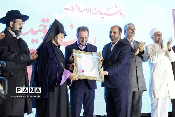 چهاردهمین آیین ملی عطر افشانی و گلباران مزار شهدای ادیان توحیدی