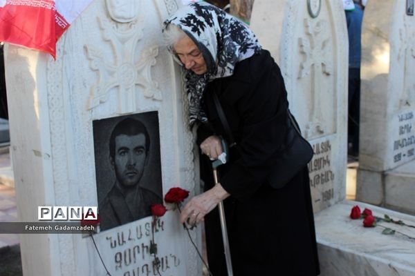 چهاردهمین آیین ملی عطر افشانی و گلباران مزار شهدای ادیان توحیدی