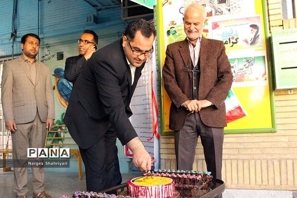 افتتاح جشنواره ایده های کار آفرینی در دبیرستان دخترانه تشکیلاتی پاینده اهواز