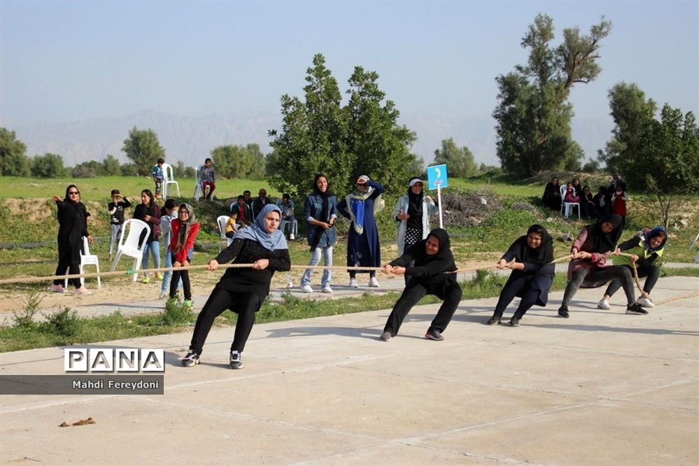 مسابقات بازی های بومی و محلی جشنواره ورزشی دا رشته طناب کشی در بوشهر