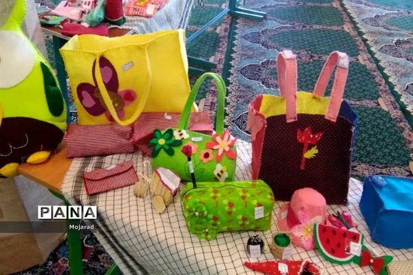 نمایشگاه دست ساخته‌های دانش آموزان  دین و دانش  ابرکوه