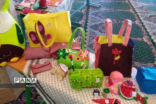 نمایشگاه دست ساخته‌های دانش آموزان  دین و دانش  ابرکوه