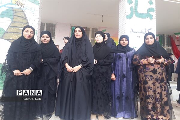 جشنواره صنایع دستی و غذاهای سنتی به میزبانی هنرستان کاردانش طوبی در شهرستان حمیدیه