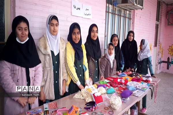 جشنواره صنایع دستی و غذاهای سنتی به میزبانی هنرستان کاردانش طوبی در شهرستان حمیدیه