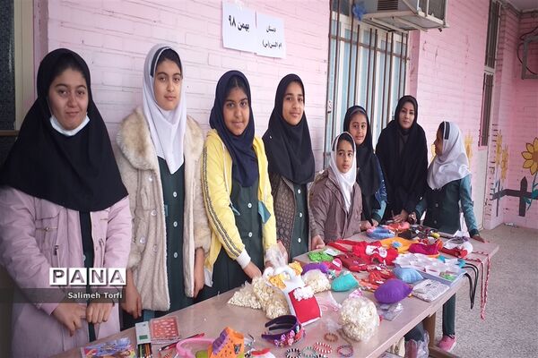 جشنواره صنایع دستی و غذاهای سنتی به میزبانی هنرستان کاردانش طوبی در شهرستان حمیدیه