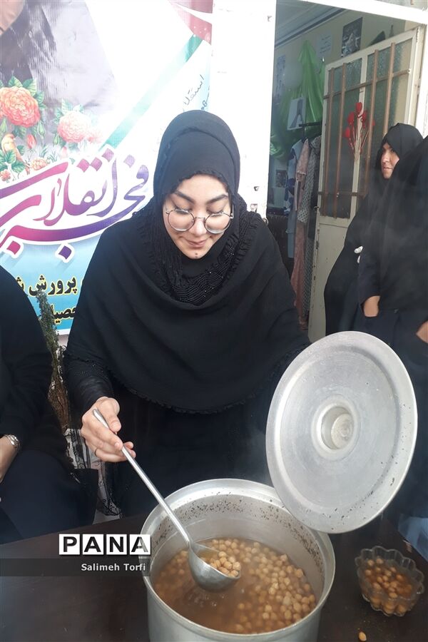 جشنواره صنایع دستی و غذاهای سنتی به میزبانی هنرستان کاردانش طوبی در شهرستان حمیدیه