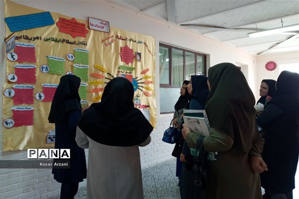 بازدید دبیران دبیرستان فاطمه زهرا (س) از نمایشگاه انقلاب