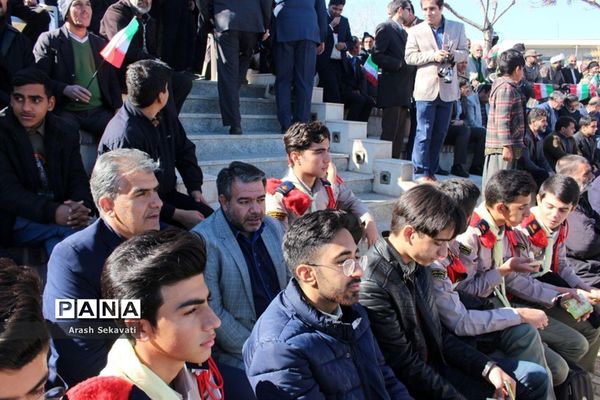 تجدید پیمان مردم شهرستان بیرجند با سالگرد اولین روز ورود امام خمینی