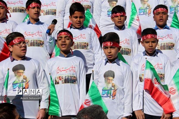 تجدید پیمان مردم شهرستان بیرجند با سالگرد اولین روز ورود امام خمینی