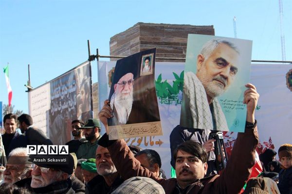 تجدید پیمان مردم شهرستان بیرجند با سالگرد اولین روز ورود امام خمینی