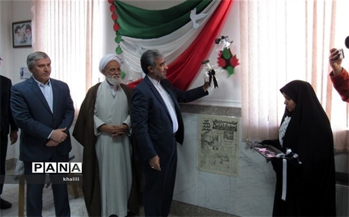زنگ انقلاب اسلامی در هنرستان حضرت زینب (س) در ناحیه 4 کرج نواخته شد