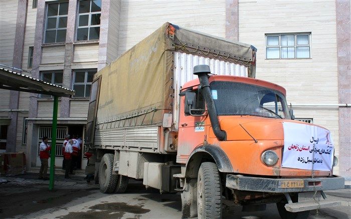 هلال احمر زنجان کمک های مردمی را به سیل زدگان ارسال کرد