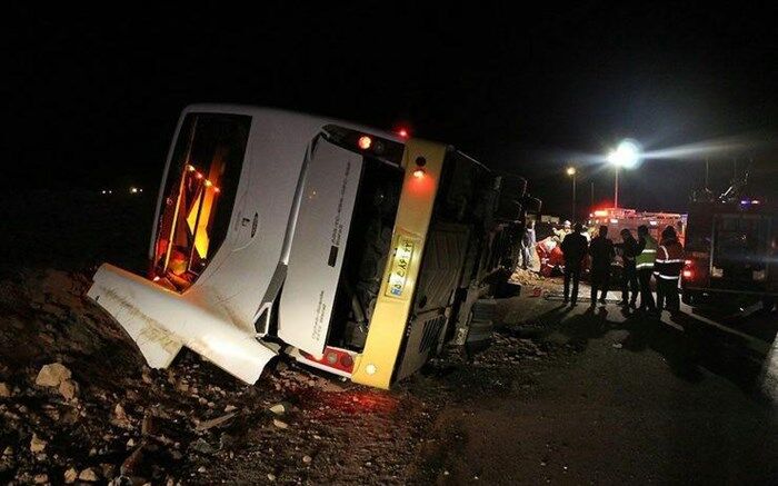 واژگونی اتوبوس در زنجان سه کشته و ۲۶ مصدوم برجای گذاشت
