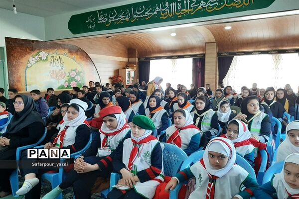 نشست هم اندیشی شوراهای دانش‌آموزی و پیشتازان در شهرستان شاهین دژ