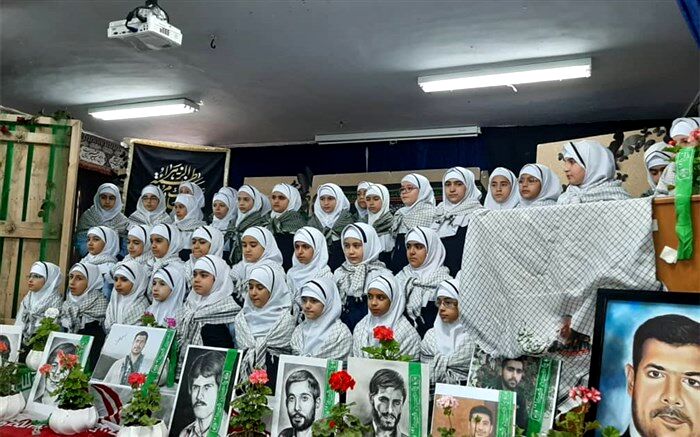 تقدیر از خانواده شهید مظفری نیا همراه سردار سلیمانی