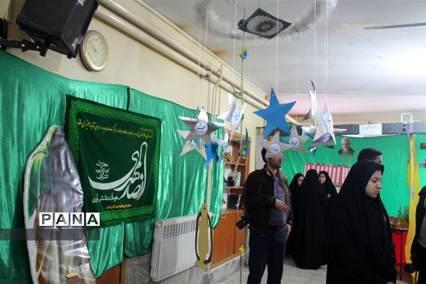 افتتاح نمایشگاه مدرسه انقلاب در آموزشگاه دخترانه شاهد نجابت