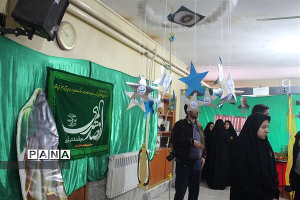 افتتاح نمایشگاه مدرسه انقلاب در آموزشگاه دخترانه شاهد نجابت
