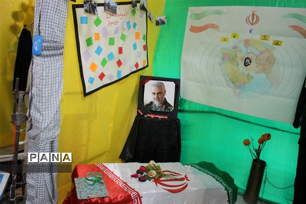 افتتاح نمایشگاه مدرسه انقلاب در آموزشگاه دخترانه شاهد نجابت