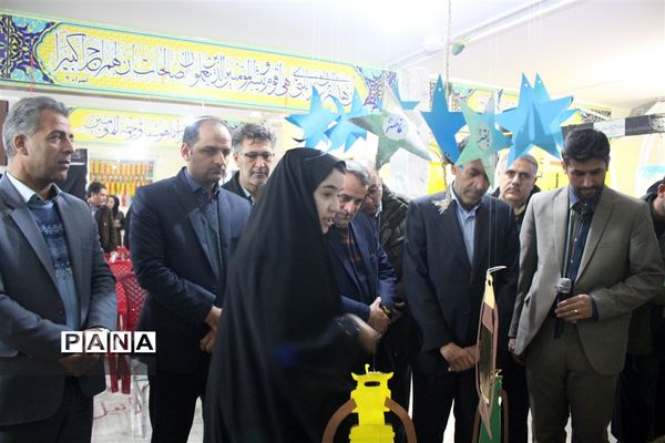 افتتاح نمایشگاه مدرسه انقلاب در آموزشگاه دخترانه شاهد نجابت