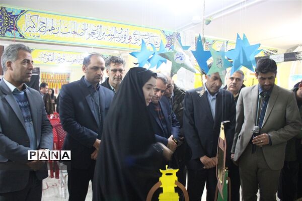 افتتاح نمایشگاه مدرسه انقلاب در آموزشگاه دخترانه شاهد نجابت