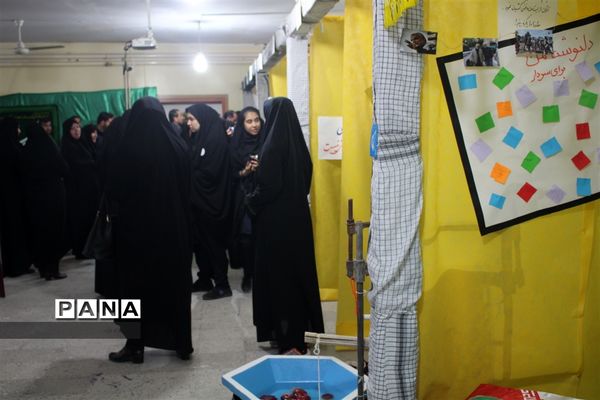 افتتاح نمایشگاه مدرسه انقلاب در آموزشگاه دخترانه شاهد نجابت