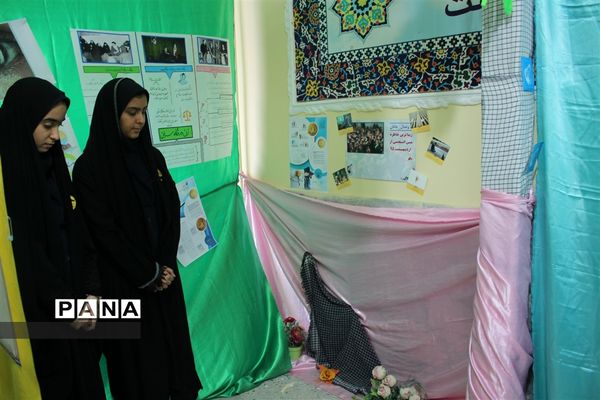 افتتاح نمایشگاه مدرسه انقلاب در آموزشگاه دخترانه شاهد نجابت