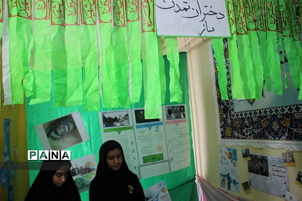 افتتاح نمایشگاه مدرسه انقلاب در آموزشگاه دخترانه شاهد نجابت