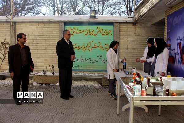 برگزاری نمایشگاه مدرسه انقلاب در دبیرستان دخترانه علمی همدان