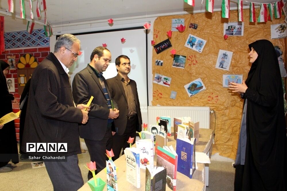 برگزاری نمایشگاه مدرسه انقلاب در دبیرستان دخترانه علمی همدان