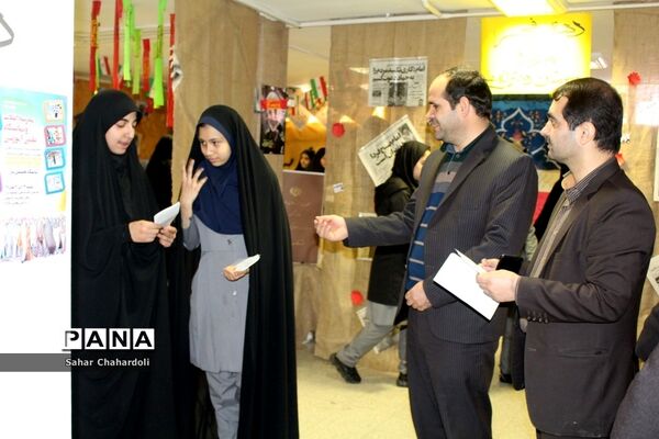 برگزاری نمایشگاه مدرسه انقلاب در دبیرستان دخترانه علمی همدان