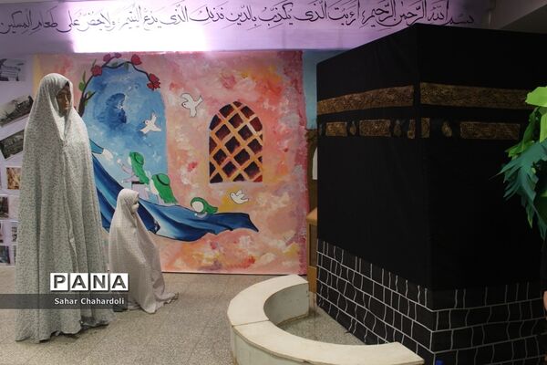 برگزاری نمایشگاه مدرسه انقلاب در دبیرستان دخترانه علمی همدان