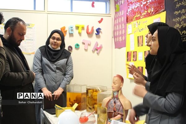 برگزاری نمایشگاه مدرسه انقلاب در دبیرستان دخترانه علمی همدان