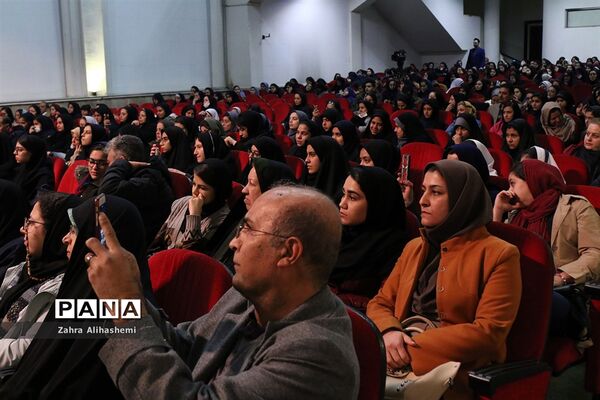 تجلیل از برگزیدگان سی و هفتمین دوره مسابقات فرهنگی، هنری و ادبی دانش آموزان و مدارس تهران