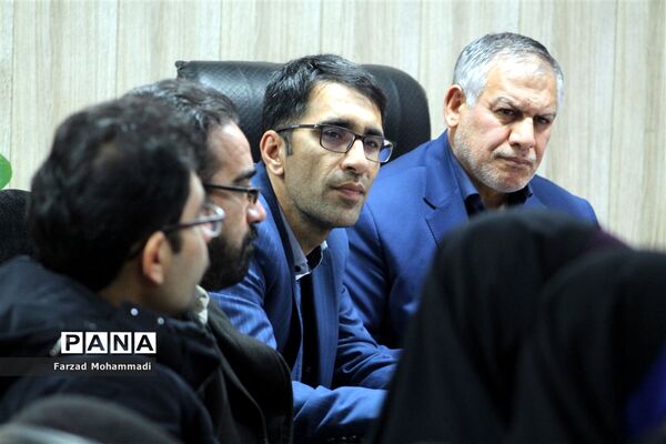 دیدار منتخبین تشکل‌های دانش آموزی با بخشدار چهاردانگه