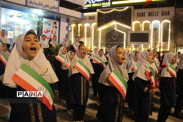 اجرای سرود خیابانی توسط دانش‌آموزان شهرستان بجنورد