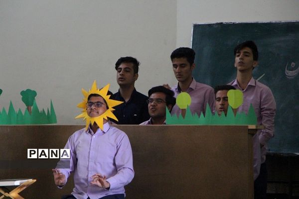 برپایی جشن انقلاب  در دبیرستان ماندگار ایرانشهر