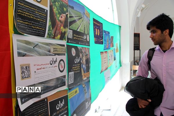 برپایی جشن انقلاب  در دبیرستان ماندگار ایرانشهر