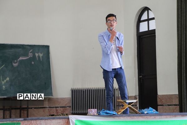 برپایی جشن انقلاب  در دبیرستان ماندگار ایرانشهر
