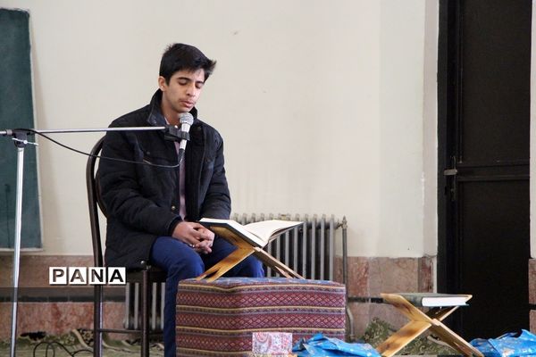 برپایی جشن انقلاب  در دبیرستان ماندگار ایرانشهر