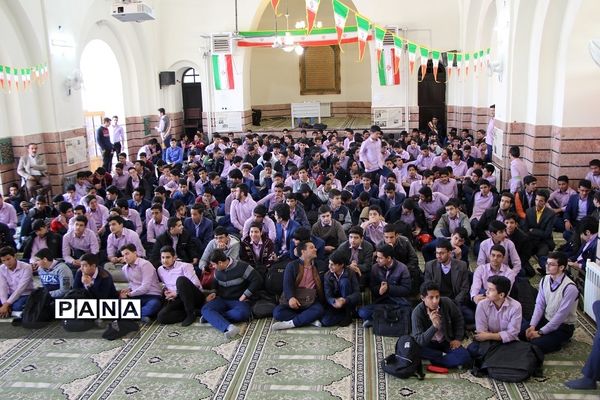 برپایی جشن انقلاب  در دبیرستان ماندگار ایرانشهر