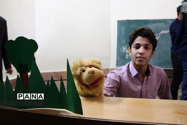 برپایی جشن انقلاب  در دبیرستان ماندگار ایرانشهر