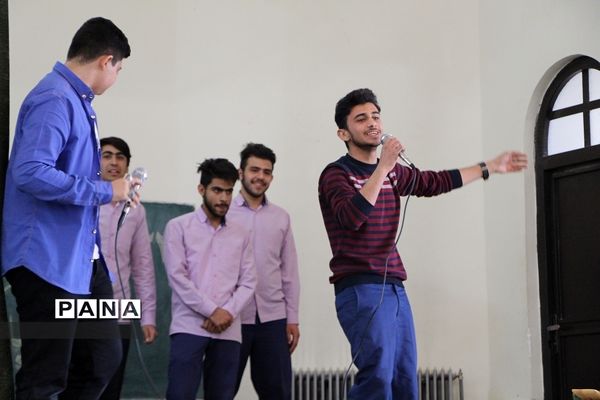 برپایی جشن انقلاب  در دبیرستان ماندگار ایرانشهر