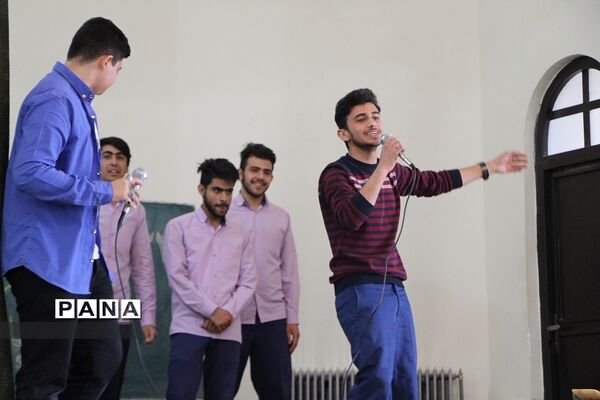 برپایی جشن انقلاب  در دبیرستان ماندگار ایرانشهر