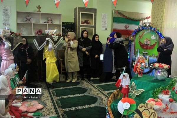 جشن دهه فجر در مدرسه تمام تشکیلاتی پنج تن آل عبا ناحیه 3 تبریز