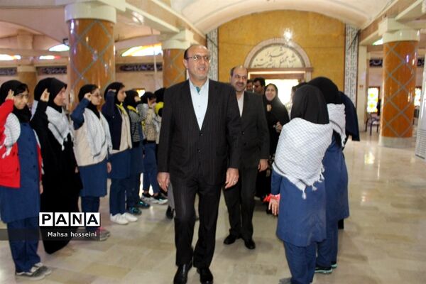عطر افشانی گلزار شهدا همزمان با دهه فجر در بوشهر