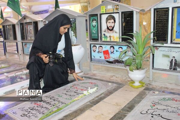 عطر افشانی گلزار شهدا همزمان با دهه فجر در بوشهر