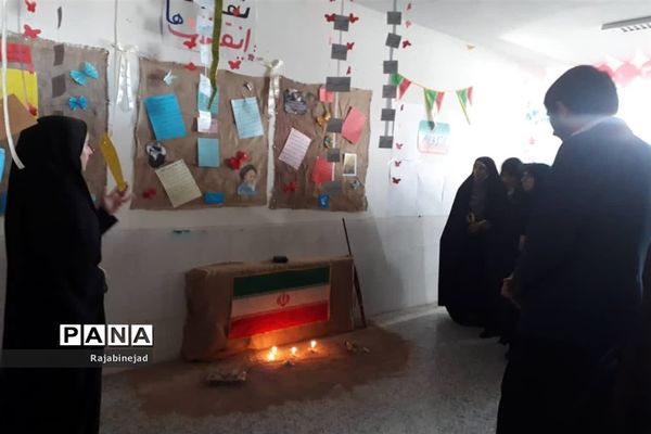 افتتاح نمایشگاه انقلاب  در دبیرستان زینب ابرکوه