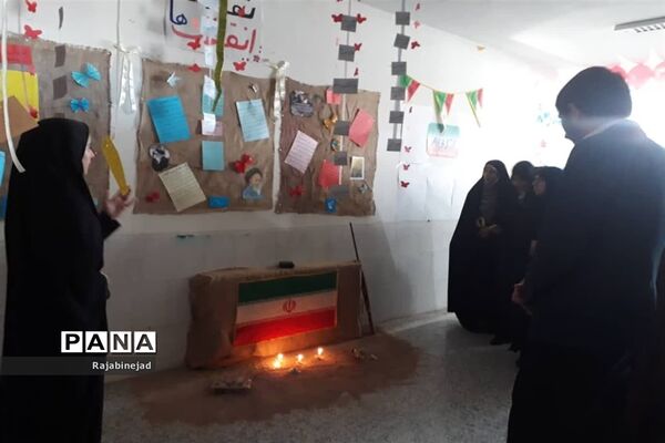 افتتاح نمایشگاه انقلاب  در دبیرستان زینب ابرکوه