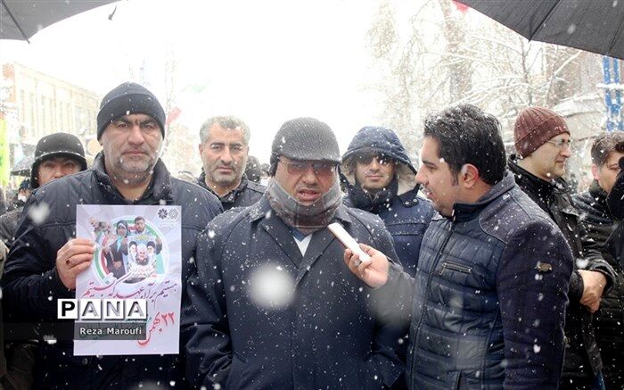 دانش آموزان و قشر جوان علمداران انقلاب اسلامی هستند