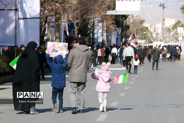 حضور مردم شیراز در راهپیمایی  ۲۲ بهمن ماه